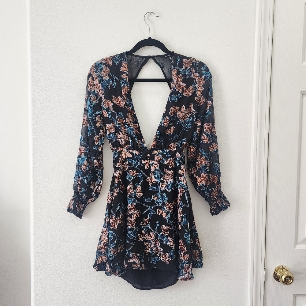 Olivaceous Deep-v Long-Sleeve Floral Mini Dress size Medium